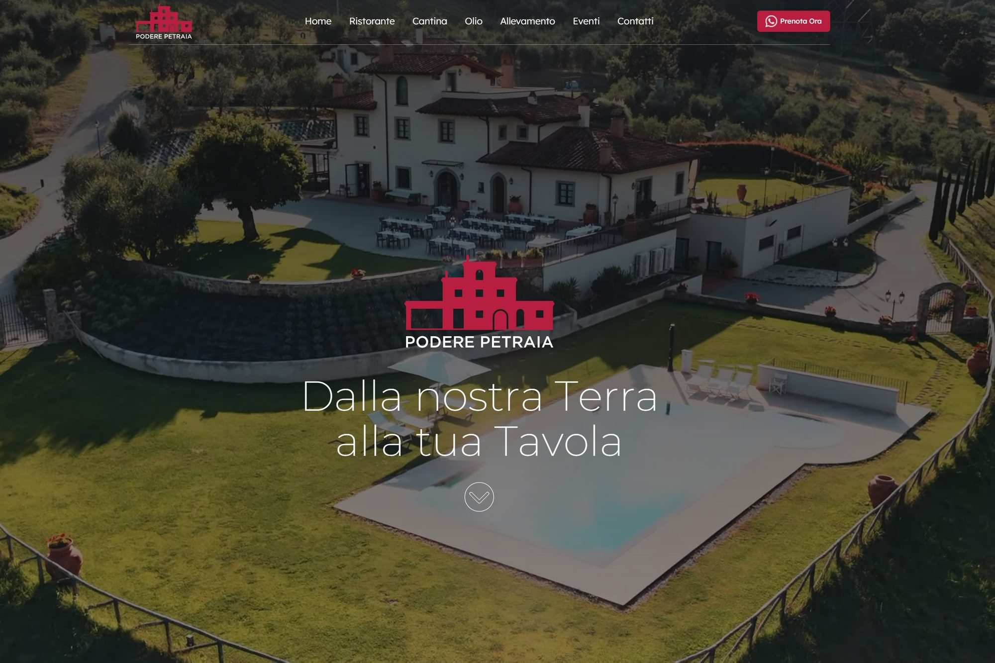 Home page del sito di Podere Petraia: vista aerea della tenuta con il logo e il titolo «Dalla nostra Terra alla tua Tavola»