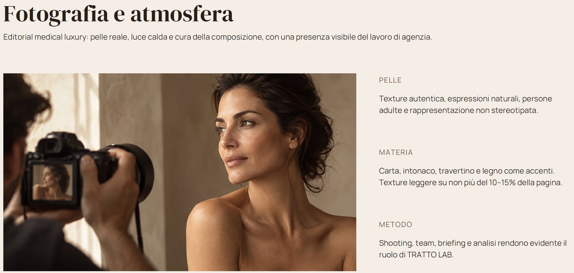 Linee guida «Fotografia e atmosfera» del design system: un fotografo ritrae una donna in luce calda, con le indicazioni su pelle, materia e metodo
