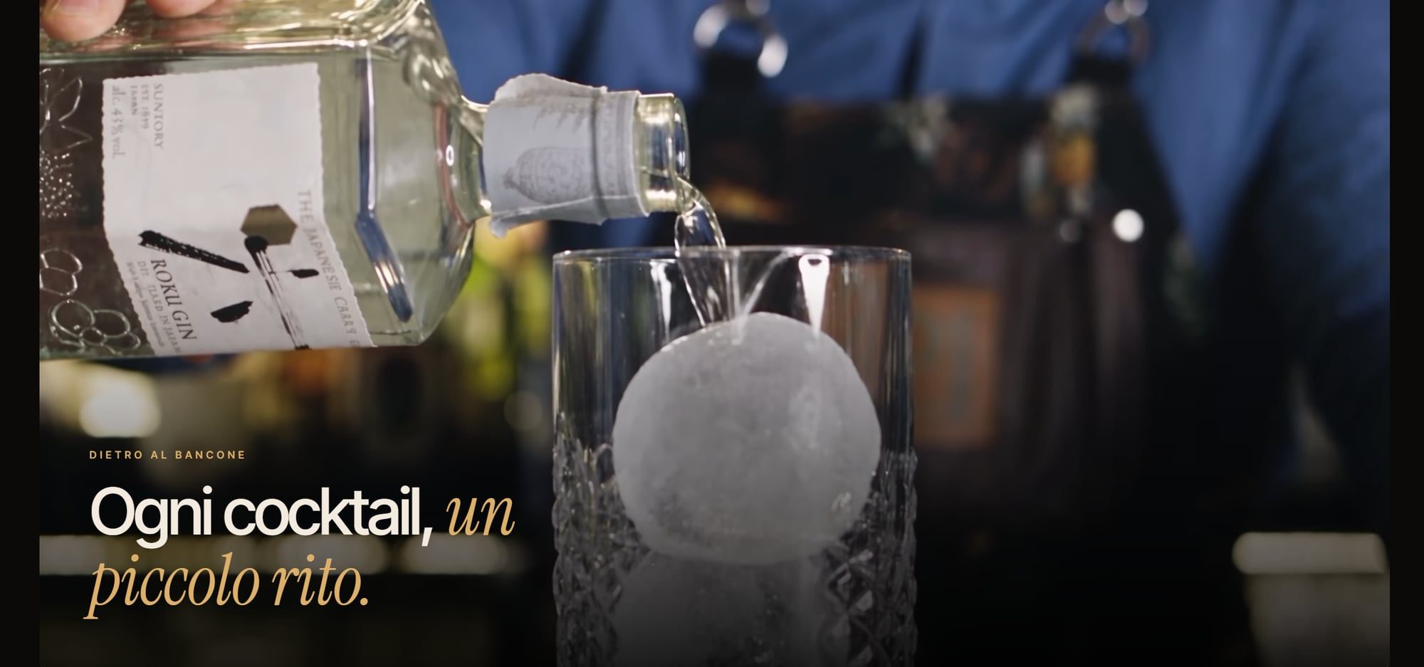 Sezione «Dietro al bancone» del sito: un gin versato su una sfera di ghiaccio e il titolo «Ogni cocktail, un piccolo rito»