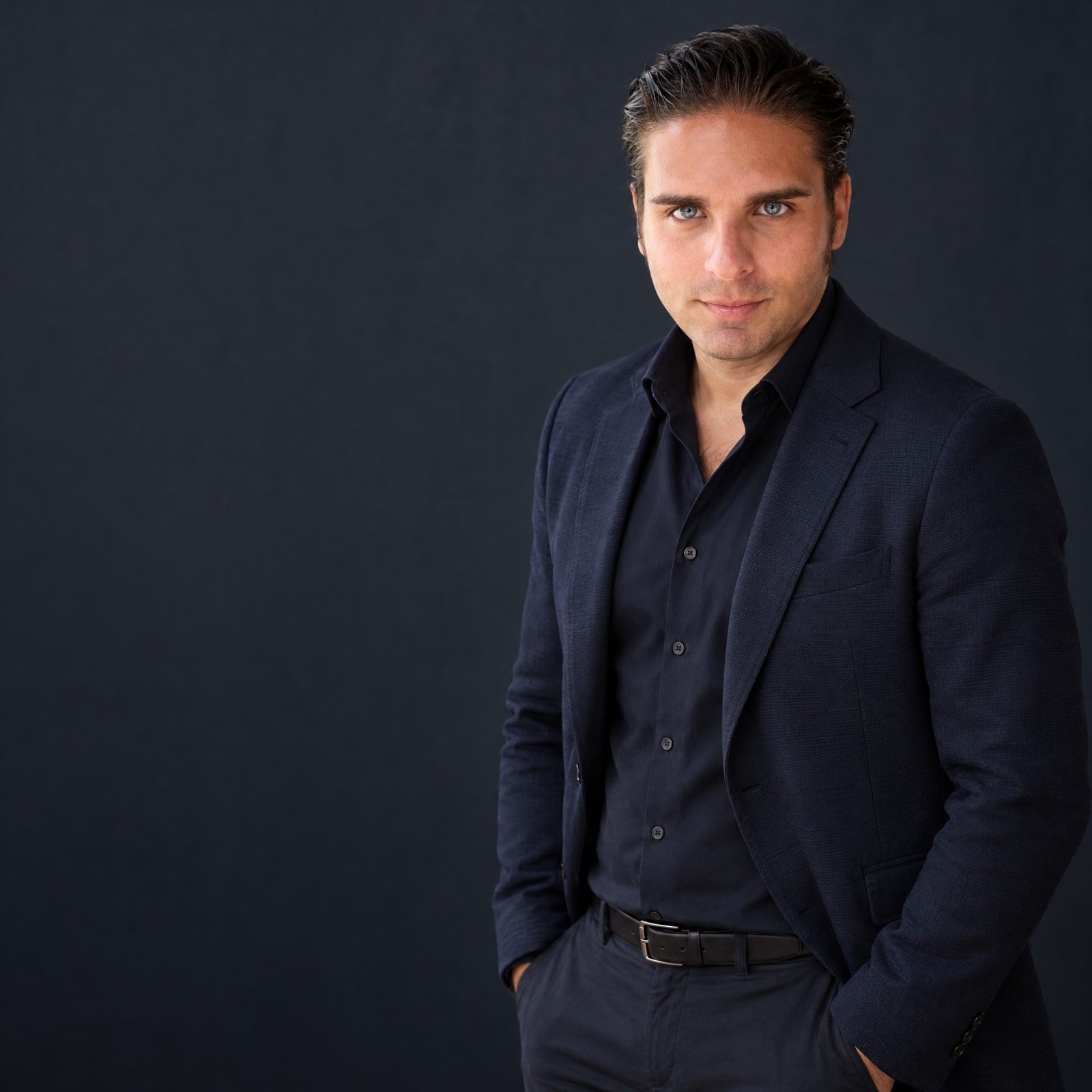 Marco Capritti, professionista di marketing e sviluppo digitale, in giacca e camicia scure.